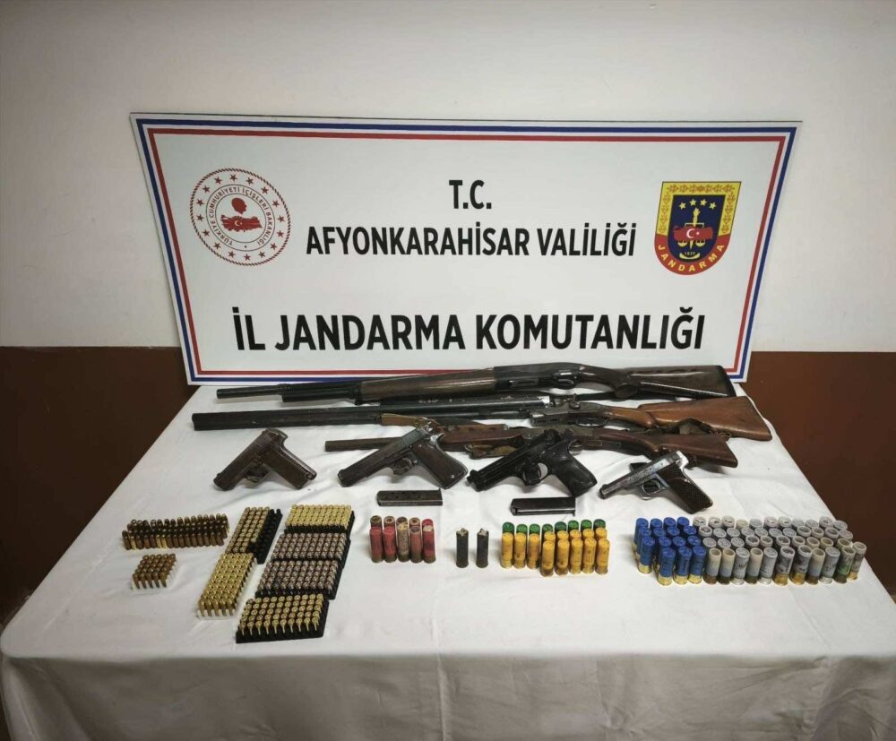 Afyonkarahisar İl Jandarma Komutanlığı, Sandıklı Dodurga Köyü’nde düzenlediği operasyonda ruhsatsız