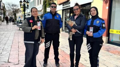 Afyonkarahisar Emniyet Müdürlüğü tarafından alışveriş merkezlerinde gerçekleştirilen KADES bilgilendirme çalışması