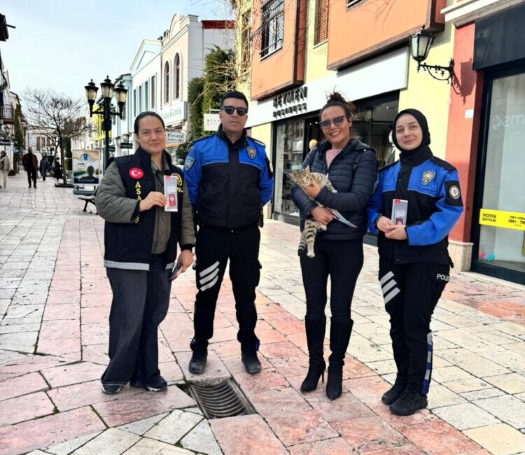 Afyonkarahisar Emniyet Müdürlüğü tarafından alışveriş merkezlerinde gerçekleştirilen KADES bilgilendirme çalışması