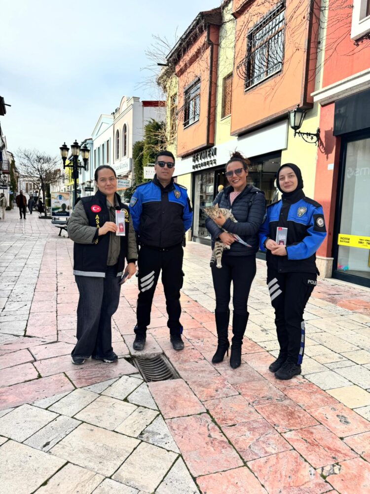 Afyonkarahisar Emniyet Müdürlüğü tarafından alışveriş merkezlerinde gerçekleştirilen KADES bilgilendirme çalışması