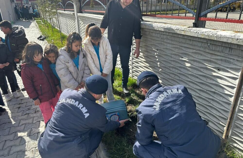 Karaadilli Ortaokulu öğrencileri, Karaadilli Jandarma Karakol Komutanlığını ziyaret ederek fidan