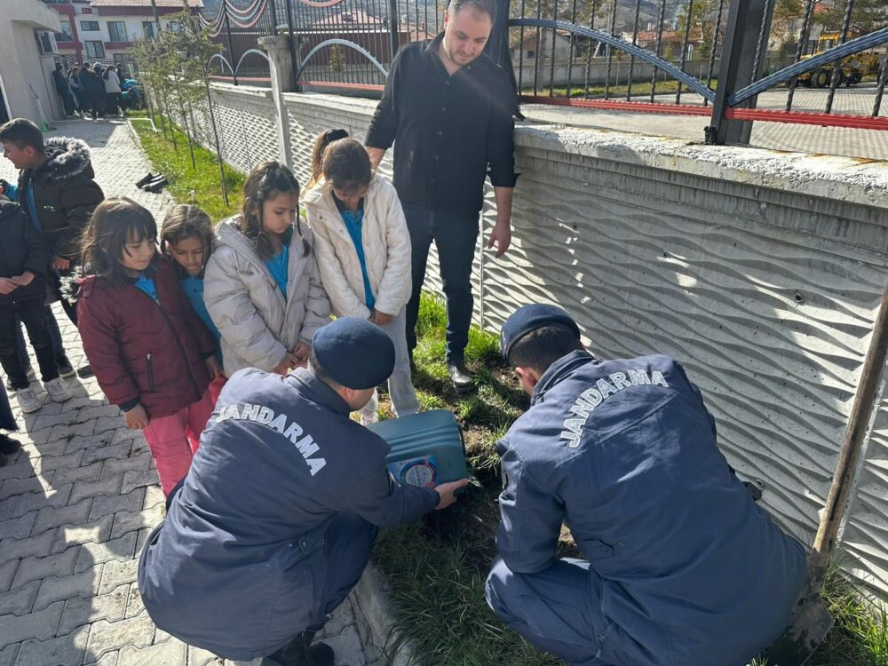 Karaadilli Ortaokulu öğrencileri, Karaadilli Jandarma Karakol Komutanlığını ziyaret ederek fidan