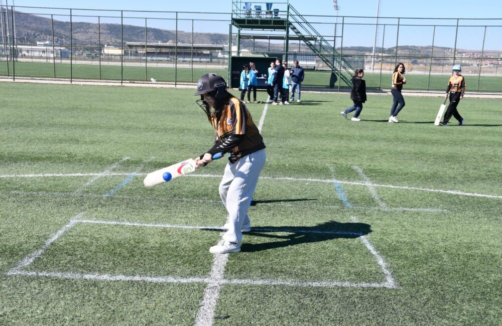 Afyonkarahisar’da Kocatepe Spor Kompleksi’nde düzenlenen Okul Sporları Yıldızlar Kriket müsabakaları