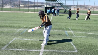 Afyonkarahisar’da Kocatepe Spor Kompleksi’nde düzenlenen Okul Sporları Yıldızlar Kriket müsabakaları