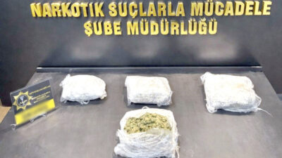 Afyonkarahisar’da polis ekiplerinin uygulama noktasında durdurduğu otomobilde 1 kilo 500