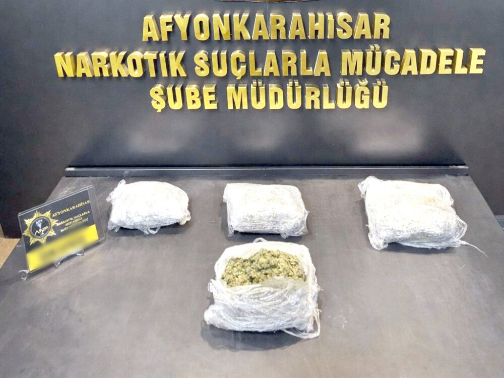 Afyonkarahisar’da polis ekiplerinin uygulama noktasında durdurduğu otomobilde 1 kilo 500