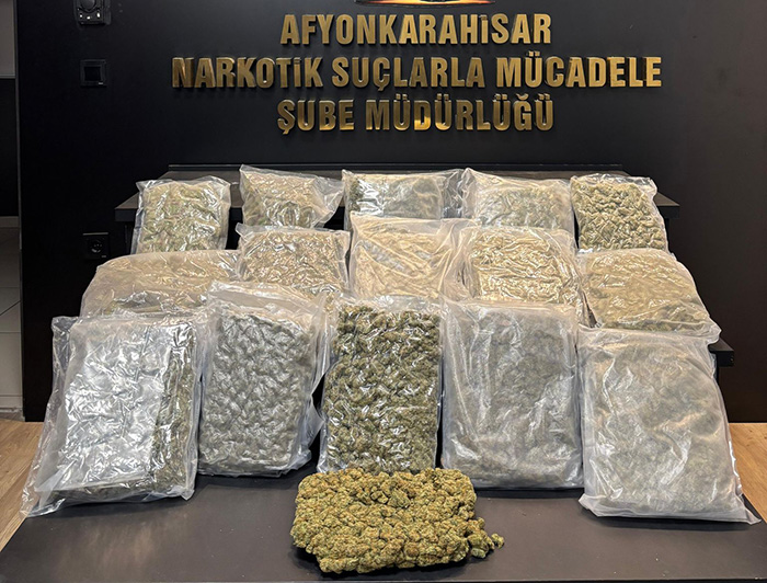 Afyonkarahisar’da polis ekiplerinin uygulama noktasında durdurduğu otomobilde 9 kilogram uyuşturucu