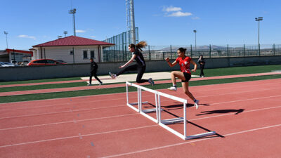 Afyonkarahisar’da düzenlenen Okul Sporları Gençler Atletizm Müsabakaları Kocatepe Spor Kompleksi’nde