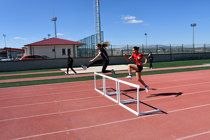 Afyonkarahisar’da düzenlenen Okul Sporları Gençler Atletizm Müsabakaları Kocatepe Spor Kompleksi’nde