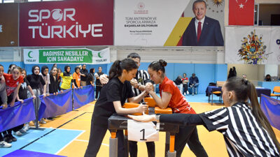 Çiğiltepe Spor Salonu’nda düzenlenen Okul Sporları Yıldızlar Bilek Güreşi Müsabakaları,