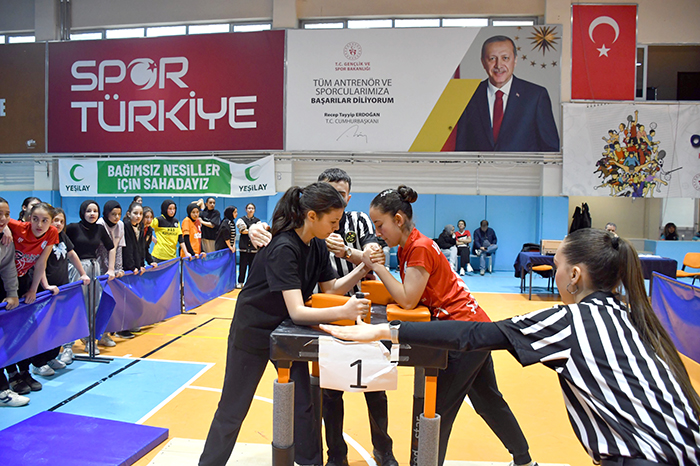 Çiğiltepe Spor Salonu’nda düzenlenen Okul Sporları Yıldızlar Bilek Güreşi Müsabakaları,