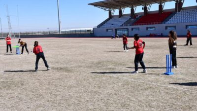 &nbsp; &nbsp; Okul Sporları kapsamında düzenlenen Küçük Kızlar Kriket Müsabakaları,