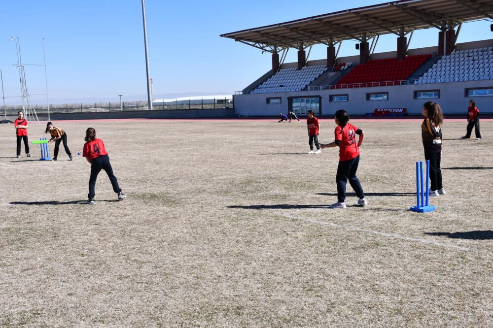 &nbsp; &nbsp; Okul Sporları kapsamında düzenlenen Küçük Kızlar Kriket Müsabakaları,