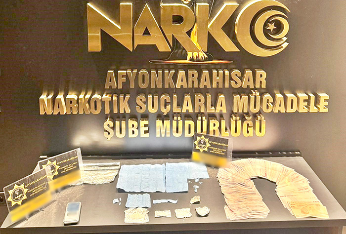 Afyonkarahisar İl Emniyet Müdürlüğü ekiplerince sokak satıcılarına yönelik gerçekleştirilen operasyonlarda