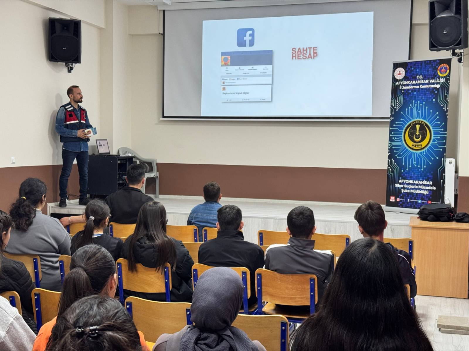 &nbsp; Şuhut’ta Öğrencilere Siber Güvenlik Bilinci Aşılandı Afyonkarahisar İl Jandarma
