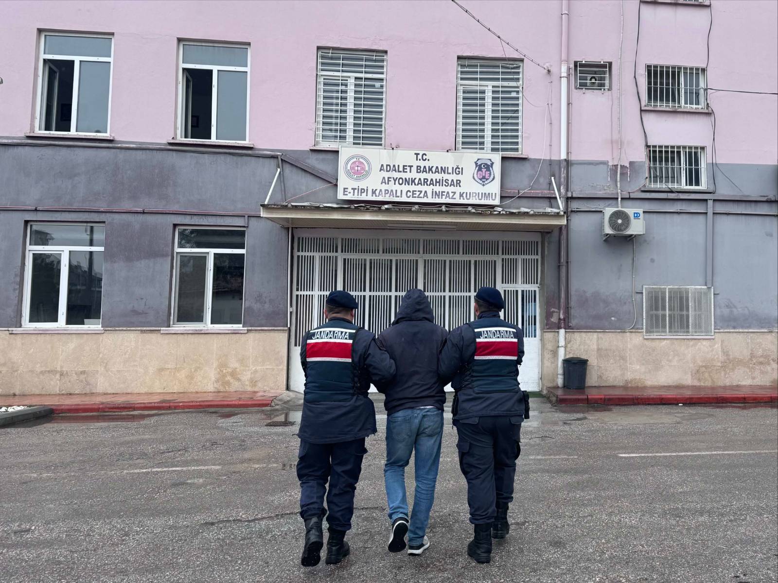 &nbsp; Jandarma ve Emniyetten Eş Zamanlı Başarı Afyonkarahisar İl Jandarma