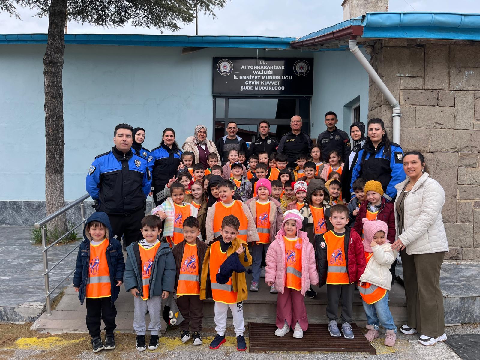 &nbsp; Minik Öğrencilere Polislik Mesleği Tanıtıldı Türk Polis Teşkilatının 181.