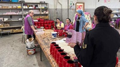 Afyonkarahisar İl Jandarma Komutanlığı ekiplerince Çay ilçesinde vatandaşlara yönelik bilgilendirme