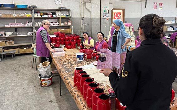 Afyonkarahisar İl Jandarma Komutanlığı ekiplerince Çay ilçesinde vatandaşlara yönelik bilgilendirme