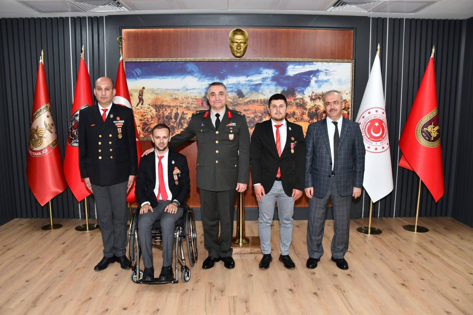 &nbsp; &nbsp; &nbsp; Afyonkarahisar’da terörle mücadelede yaralanarak gazi unvanı alan