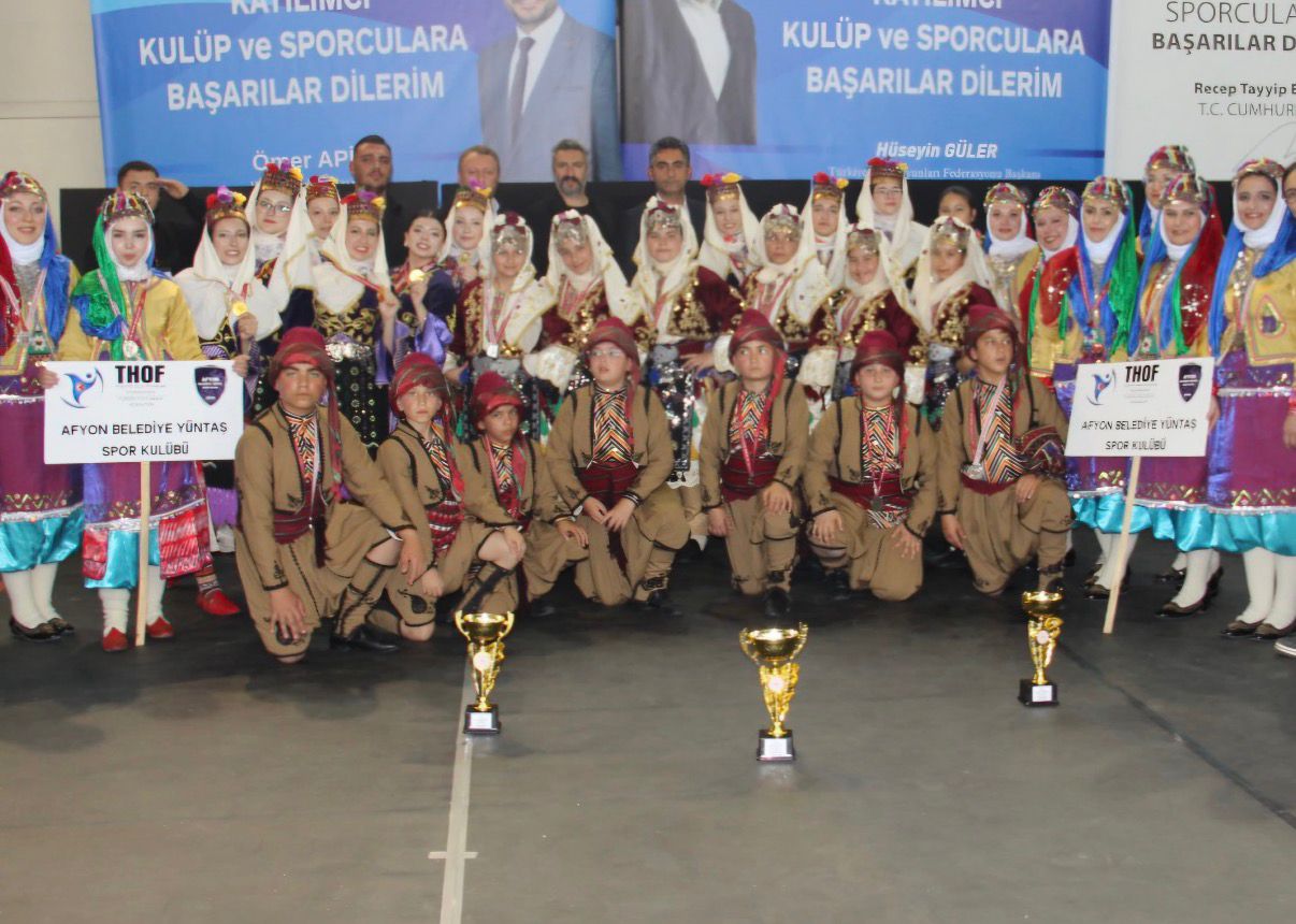 Konya’da düzenlenen grup yarışmalarında başarılı sonuçlar alan Afyonkarahisarlı halk oyunları