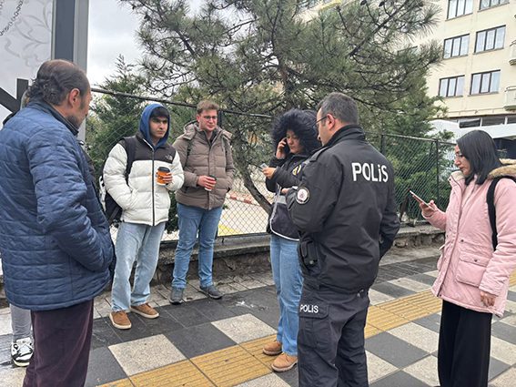 Afyonkarahisar Emniyet Müdürlüğü ekiplerince çocuk ve gençlerin eğitim ortamlarının huzur
