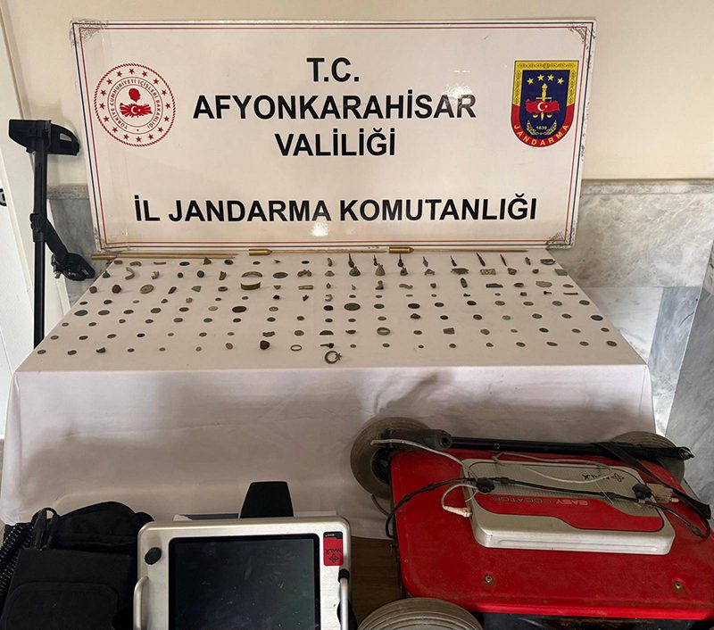Afyonkarahisar İl Jandarma Komutanlığı ekiplerince, Salar beldesinde tarihi eser kaçakçılığına