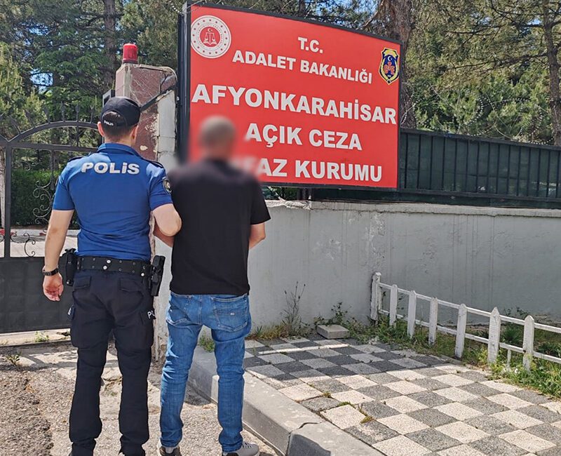 Afyonkarahisar Emniyet Müdürlüğü ekiplerince yürütülen çalışmalar kapsamında, ruhsatsız ateşli silah