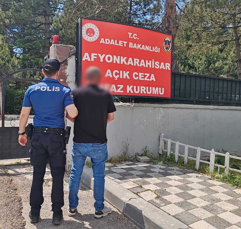 Afyonkarahisar Emniyet Müdürlüğü ekiplerince yürütülen çalışmalar kapsamında, ruhsatsız ateşli silah