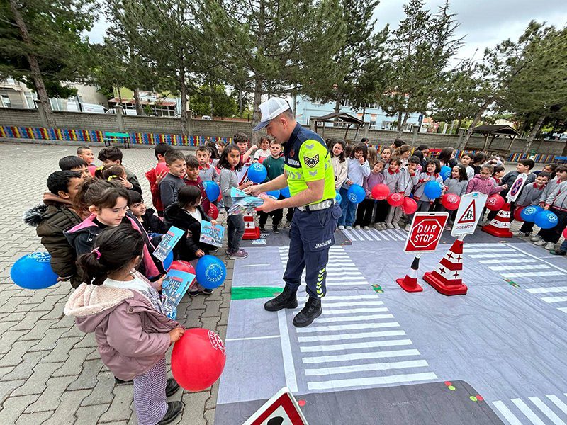 &nbsp; Jandarmadan Trafik Bilinci İçin Eğitim Seferberliği Afyonkarahisar İl Jandarma