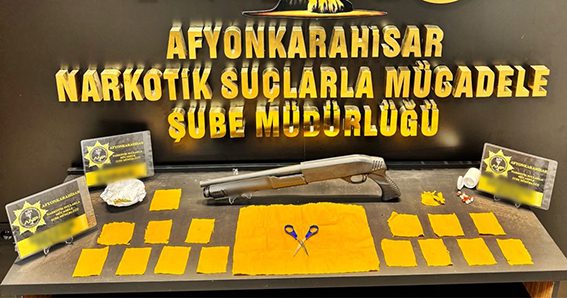 Sokak Satıcılarına Şafak Operasyonu! Uyuşturucu ve Silah Ele Geçirildi, 2 Kişi Tutuklandı Sokak Satıcılarına Operasyon: Uyuşturucu ve Pompalı Tüfek Ele Geçirildi