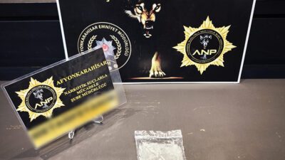 Uygulama Noktasında Durdurulan Otomobilden Uyuşturucu Çıktı! 3 Şüpheli Tutuklandı Afyonkarahisar'da Uyuşturucu Operasyonu: 35 Gram Uyuşturucu Ele Geçirildi