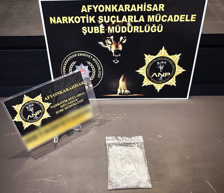 Uygulama Noktasında Durdurulan Otomobilden Uyuşturucu Çıktı! 3 Şüpheli Tutuklandı Afyonkarahisar'da Uyuşturucu Operasyonu: 35 Gram Uyuşturucu Ele Geçirildi