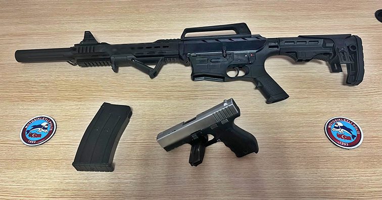 Afyonkarahisar Emniyeti 1 Haftalık Bilançoyu Açıkladı! 29 Aranan Şahıs Yakalandı, 3,7 Milyonluk Dolandırıcılık Operasyonu Afyonkarahisar'da Bir Haftada 29 Aranan Şahıs Yakalandı, 3,7 Milyon TL'lik