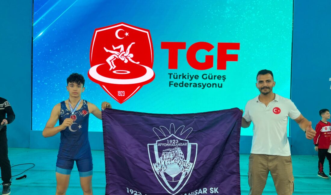 Afyonkarahisarlı Güreşçi Ömer Akkaya Türkiye İkincisi Oldu! Ankara’dan Gümüş Madalya ile Döndü Ömer Akkaya, Minikler Grekoromen Güreş Türkiye Şampiyonası'nda Gümüş Madalya Kazandı