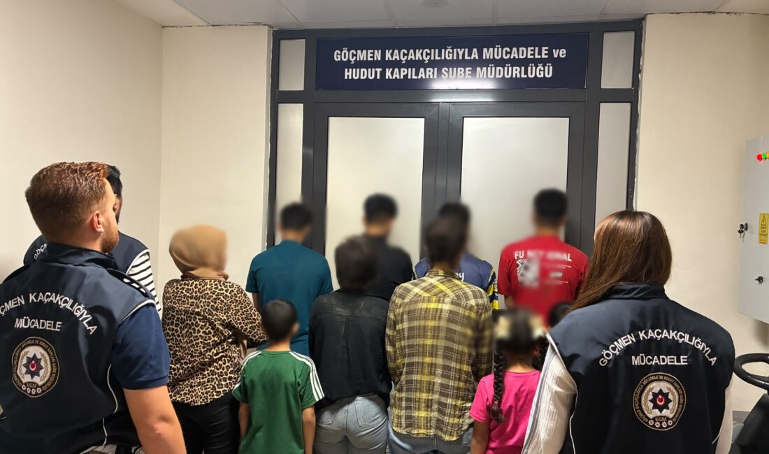 Afyonkarahisar’da TIR Dorsesinden 14 Düzensiz Göçmen Çıktı: 2 Organizatör Gözaltında Afyonkarahisar’da göçmen kaçakçılığının önlenmesine yönelik yürütülen çalışmalar kapsamında, Sultandağı-Çay ilçeleri