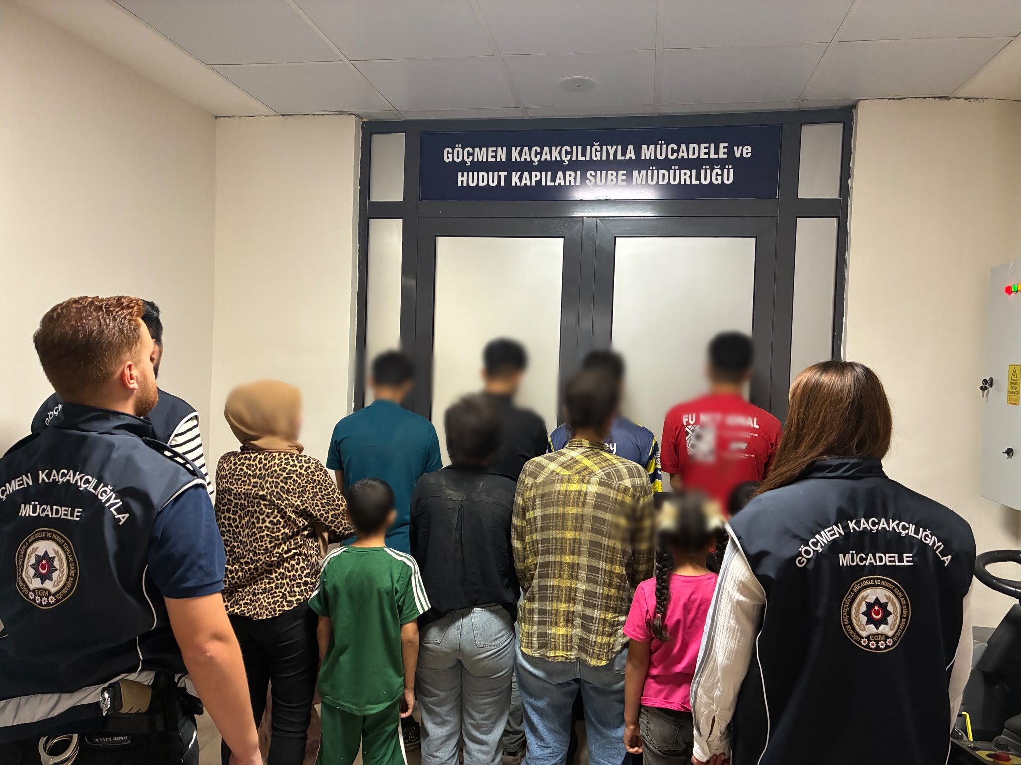 Afyonkarahisar’da göçmen kaçakçılığının önlenmesine yönelik yürütülen çalışmalar kapsamında, Sultandağı-Çay ilçeleri