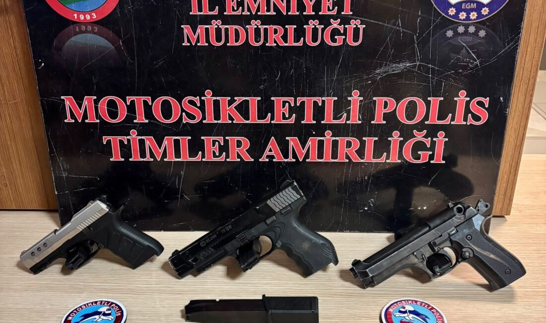 Afyon’da Bir Haftalık Asayiş Bilançosu: 24 Aranan Yakalandı, Silahlar ve Uyuşturucu Ele Geçirildi Afyonkarahisar'da Bir Haftada 24 Aranan Şahıs Yakalandı