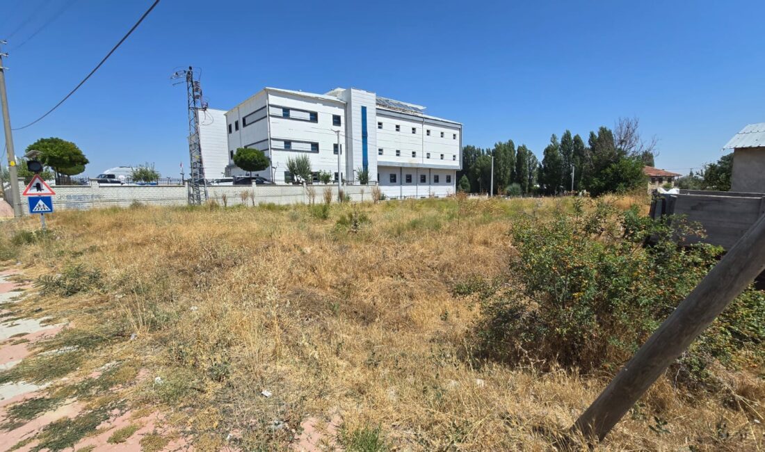Sinanpaşa Belediyesi, yeni devlet hastanesinin hemen yanında bulunan 896,06 metrekarelik
