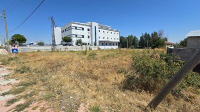Sinanpaşa Belediyesi, yeni devlet hastanesinin hemen yanında bulunan 896,06 metrekarelik