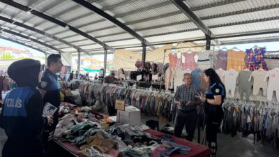 Emniyet Ekiplerinden Pazarcı Esnafına Dolandırıcılık ve Hırsızlık Uyarısı Afyonkarahisar İl Emniyet Müdürlüğü ekiplerince, il merkezinde faaliyet gösteren pazarcı