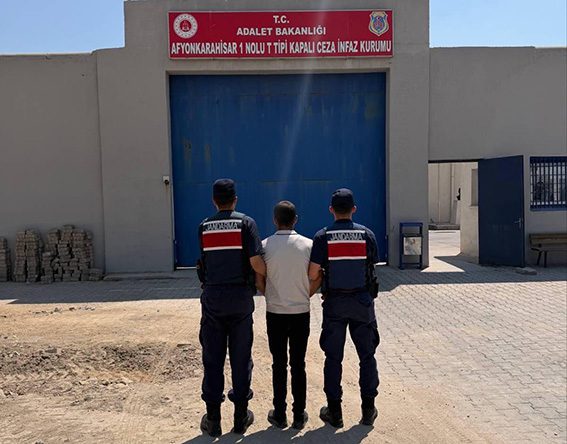 Afyon’da Jandarmadan Aranan Şahsa Operasyon: 10 Yıl Hapis Cezası Vardı! Afyon'da 10 Yıl Hapis Cezası Bulunan Şahıs Yakalandı