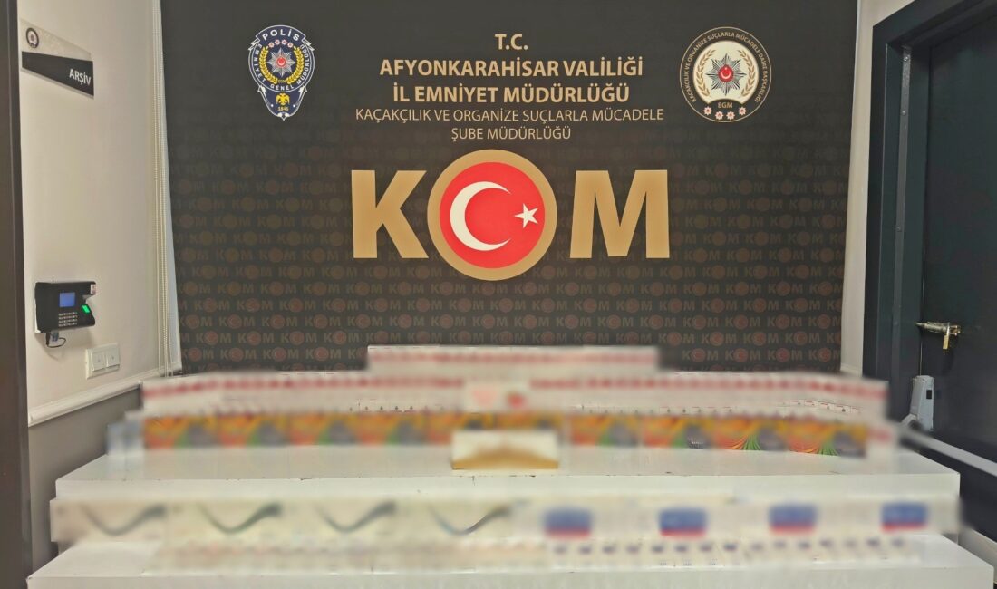 Afyonkarahisar’da Şüphe Üzerine Durdurulan Araçtan 700 Paket Kaçak Sigara Çıktı Afyonkarahisar İl Emniyet Müdürlüğü ekiplerinin kaçakçılıkla mücadele kapsamında şüphe üzerine