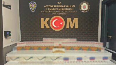 Afyonkarahisar’da Şüphe Üzerine Durdurulan Araçtan 700 Paket Kaçak Sigara Çıktı Afyonkarahisar İl Emniyet Müdürlüğü ekiplerinin kaçakçılıkla mücadele kapsamında şüphe üzerine