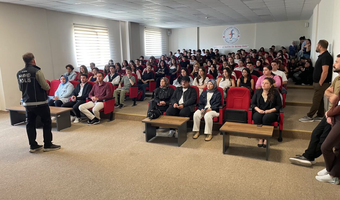 Afyonkarahisar İl Emniyet Müdürlüğü ekipleri, Afyon Kocatepe Üniversitesinde (AKÜ) öğrenim