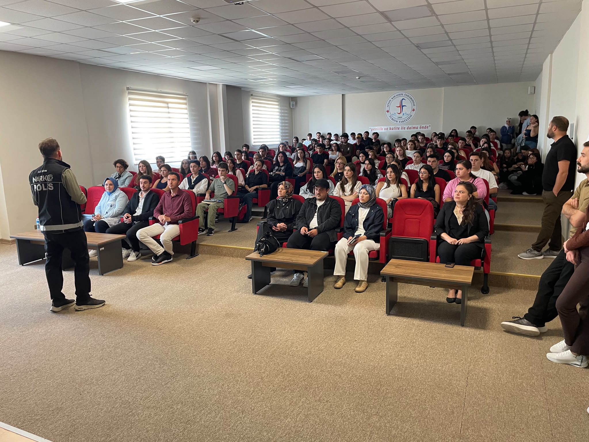 Afyonkarahisar İl Emniyet Müdürlüğü ekipleri, Afyon Kocatepe Üniversitesinde (AKÜ) öğrenim