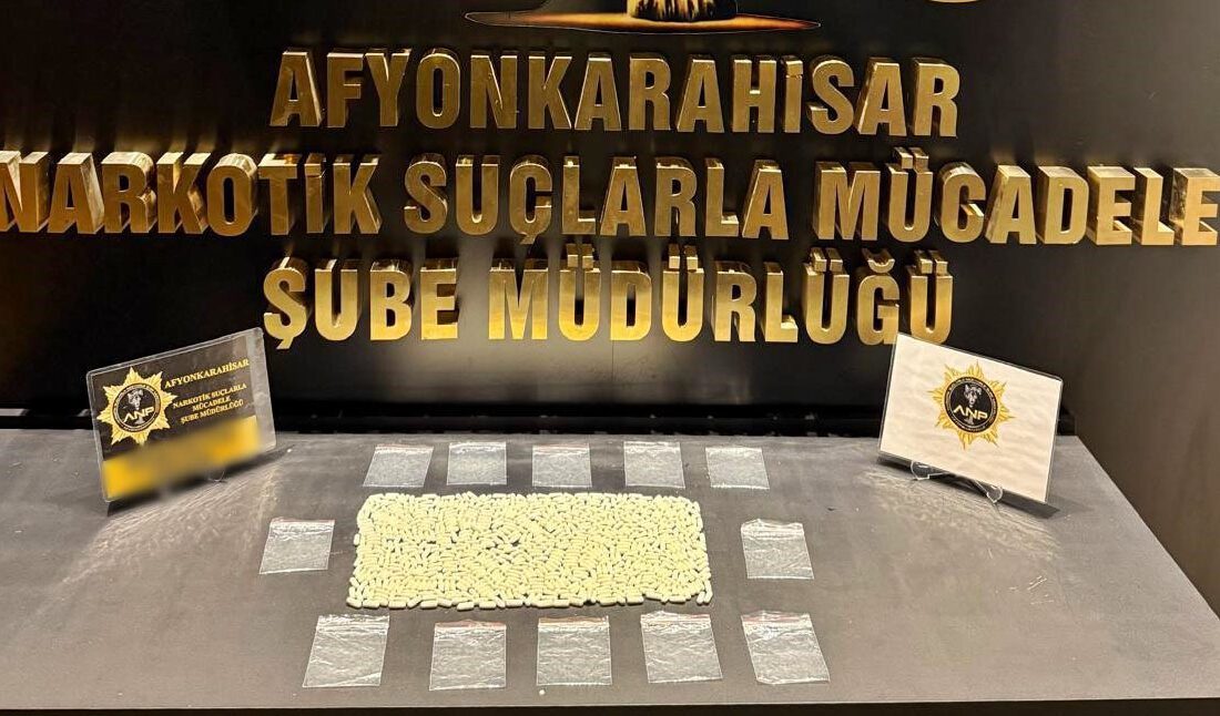Afyonkarahisar'da narkotik ekiplerinin durdurduğu otomobilde 663 sentetik ecza ele geçirildi.