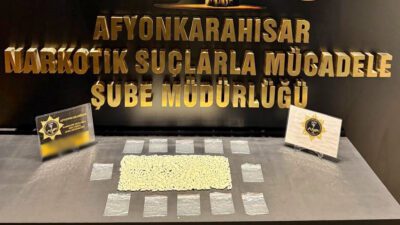 Afyonkarahisar'da narkotik ekiplerinin durdurduğu otomobilde 663 sentetik ecza ele geçirildi.