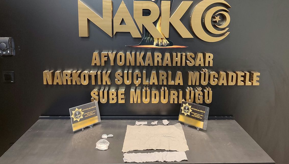 Bursa’dan Afyonkarahisar’a uyuşturucu sevkiyatı bilgisi üzerine İscehisar’da durdurulan otomobilden 1.568
