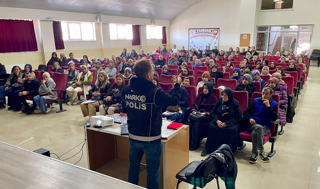 Afyon’da NarkoAnne Faaliyeti: 250 Vatandaşa Uyuşturucuyla Mücadele Eğitimi Afyonkarahisar’da düzenlenen NarkoAnne faaliyetinde 250 vatandaşa uyuşturucuyla mücadele, UYUMA ve